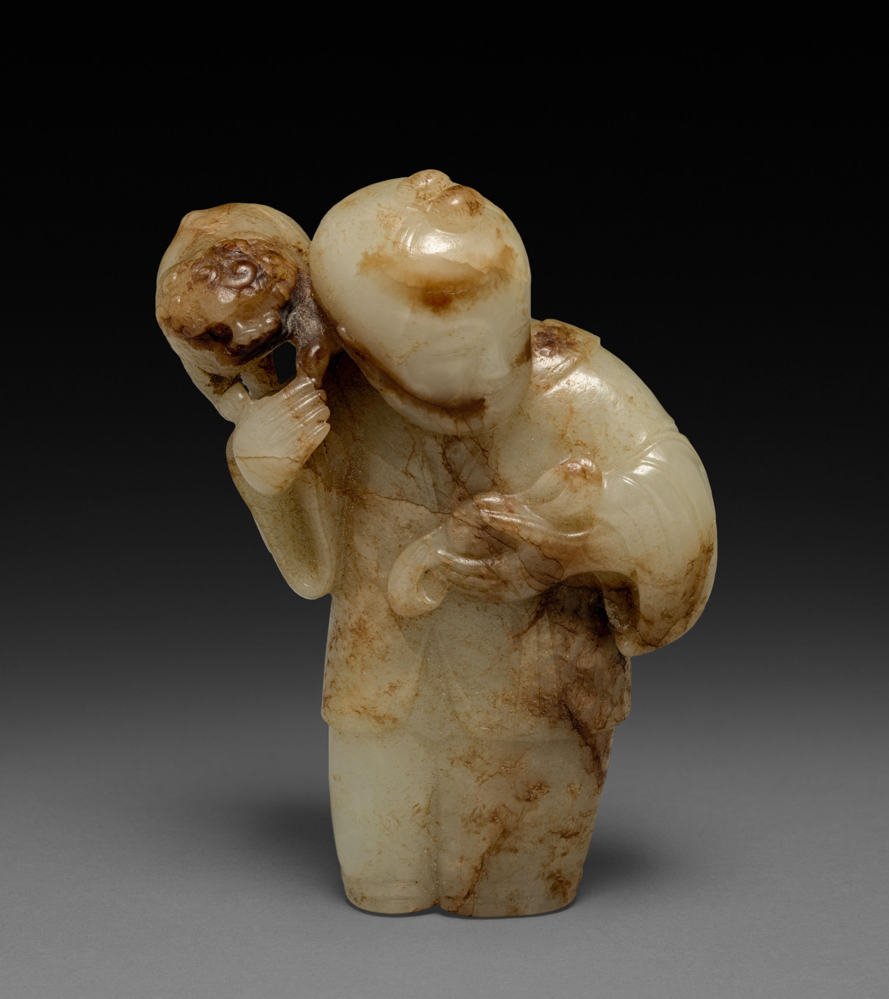 Sculpture en jade vert pâle et brun moucheté de Liu Haichan avec un crapaud.