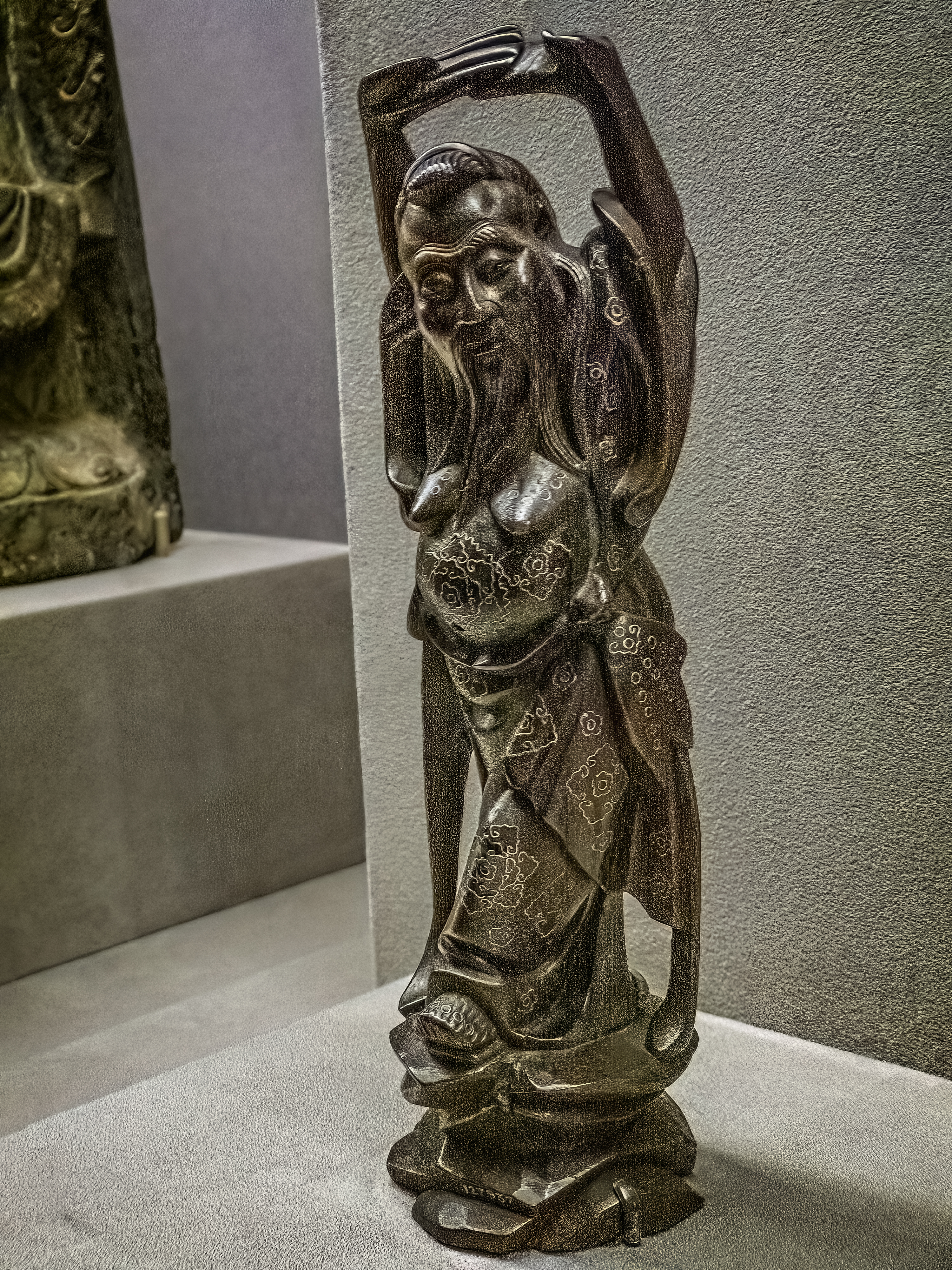 Figurine en bois de Zhongli Quan avec incrustations d'argent.