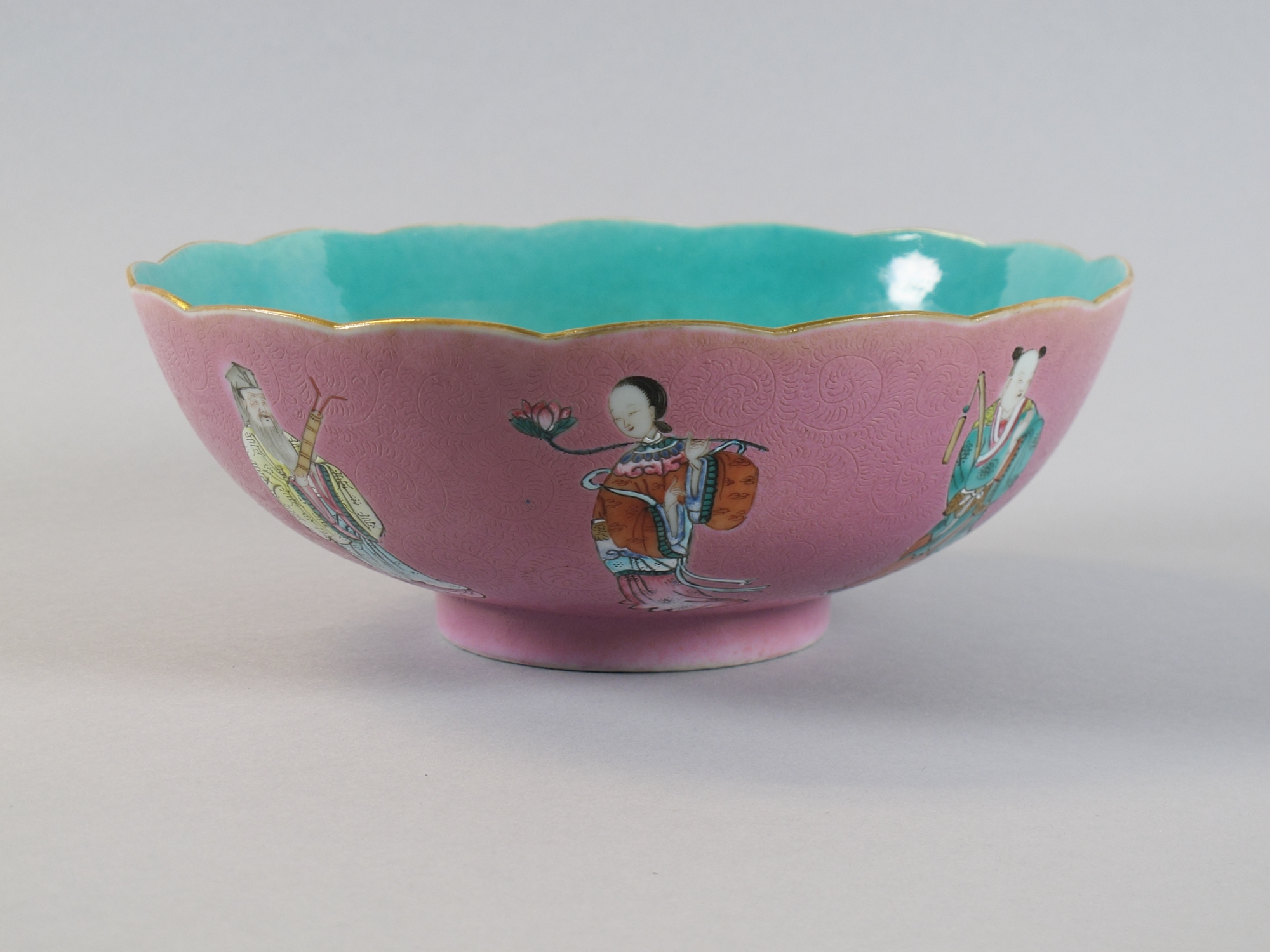 Bol en porcelaine aux Huit Immortels sur fond rose, vue tournante 1.
