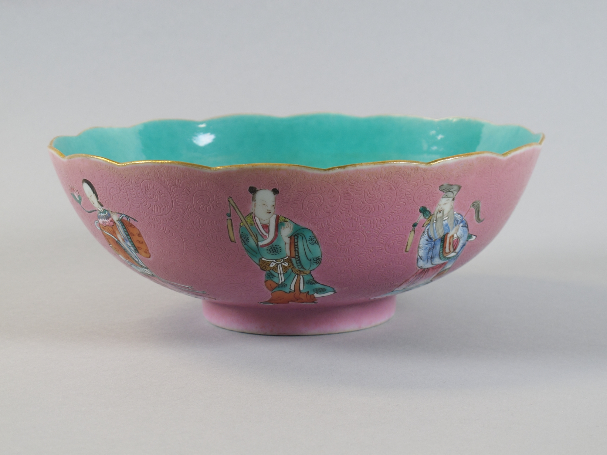 Bol en porcelaine aux Huit Immortels sur fond rose, vue tournante 2.