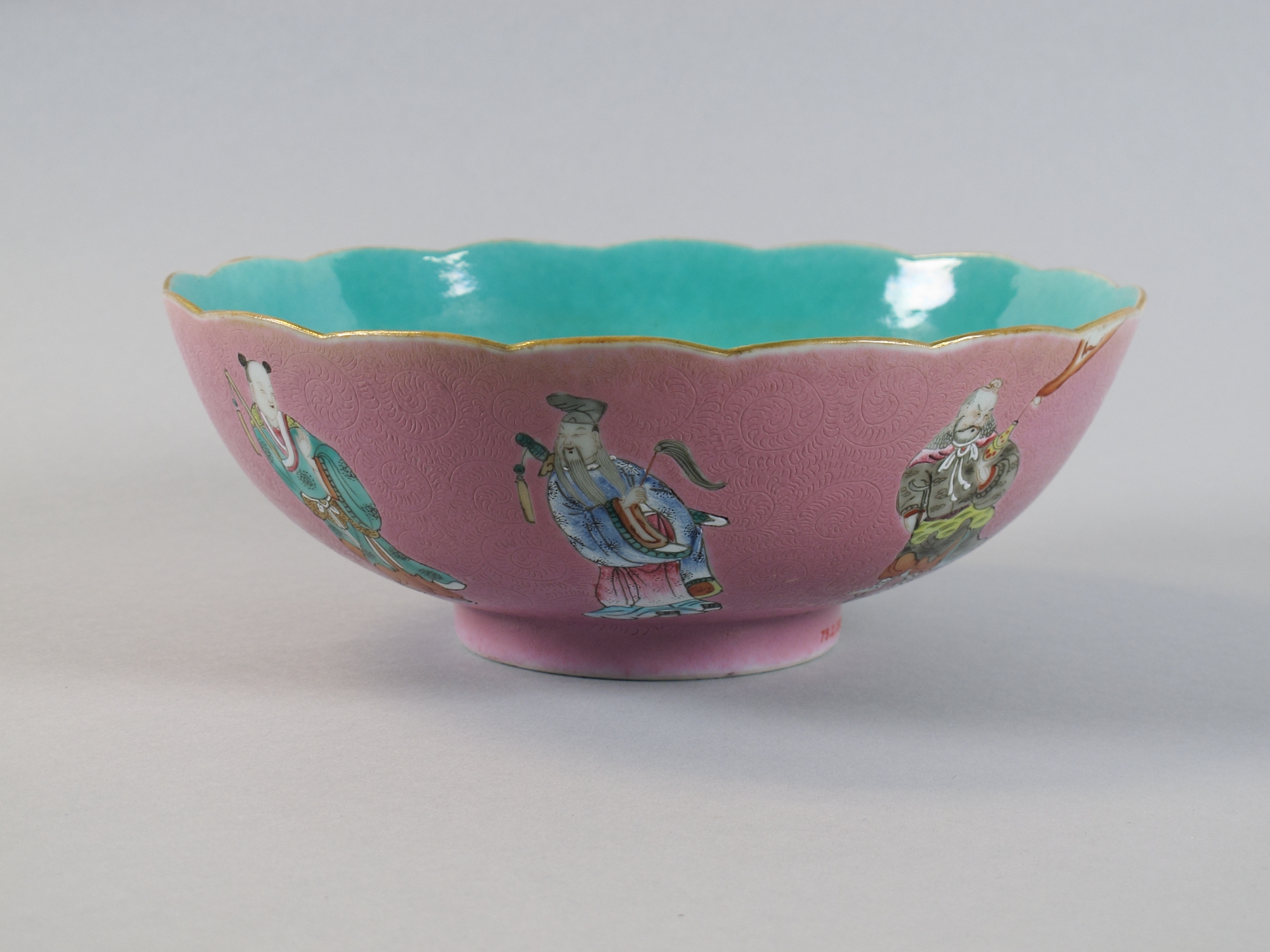 Bol en porcelaine aux Huit Immortels sur fond rose, vue tournante 3.
