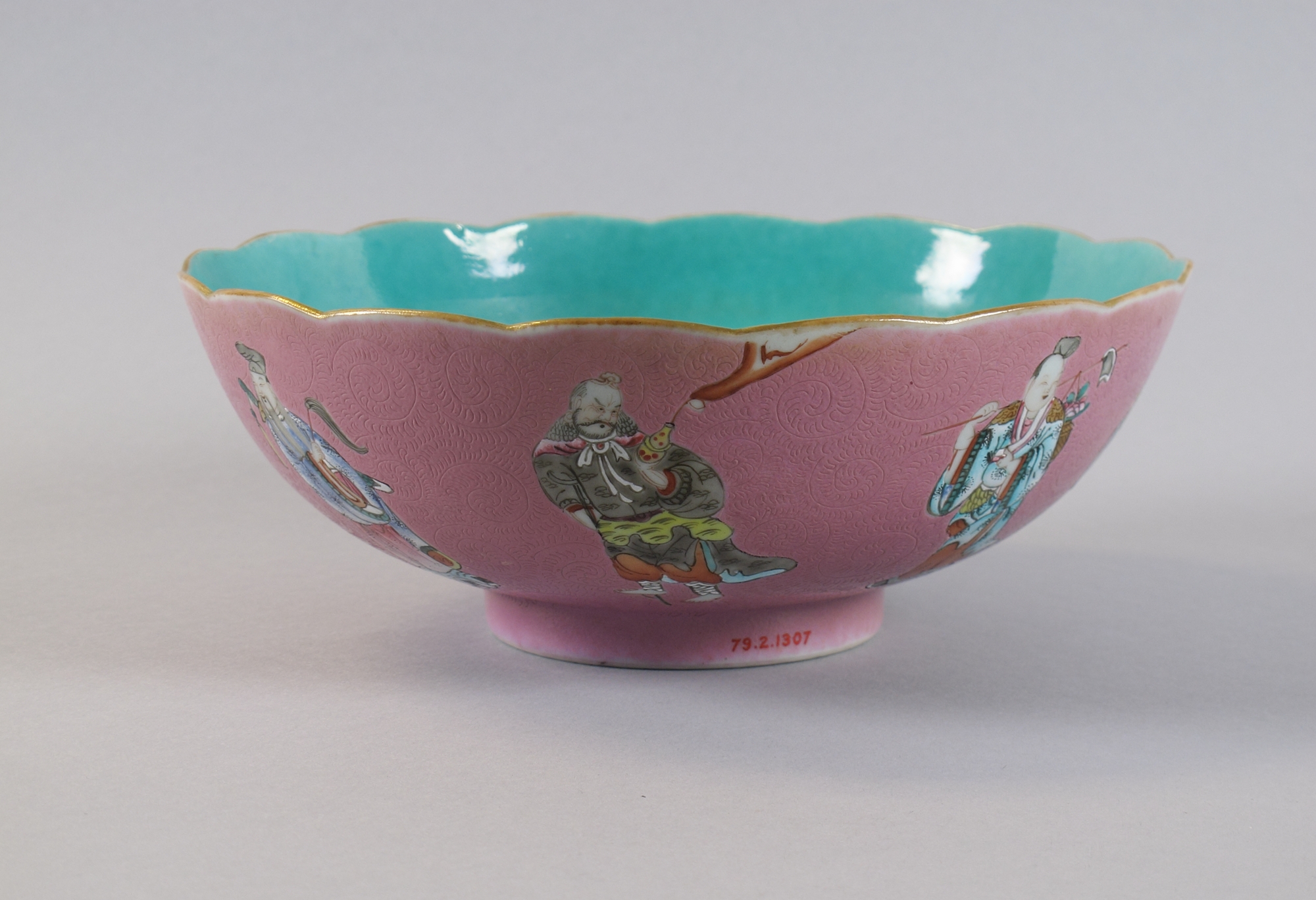 Bol en porcelaine aux Huit Immortels sur fond rose, vue tournante 4.