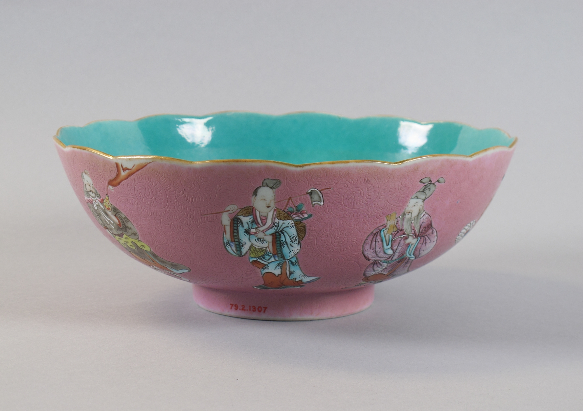 Bol en porcelaine aux Huit Immortels sur fond rose, vue tournante 5.
