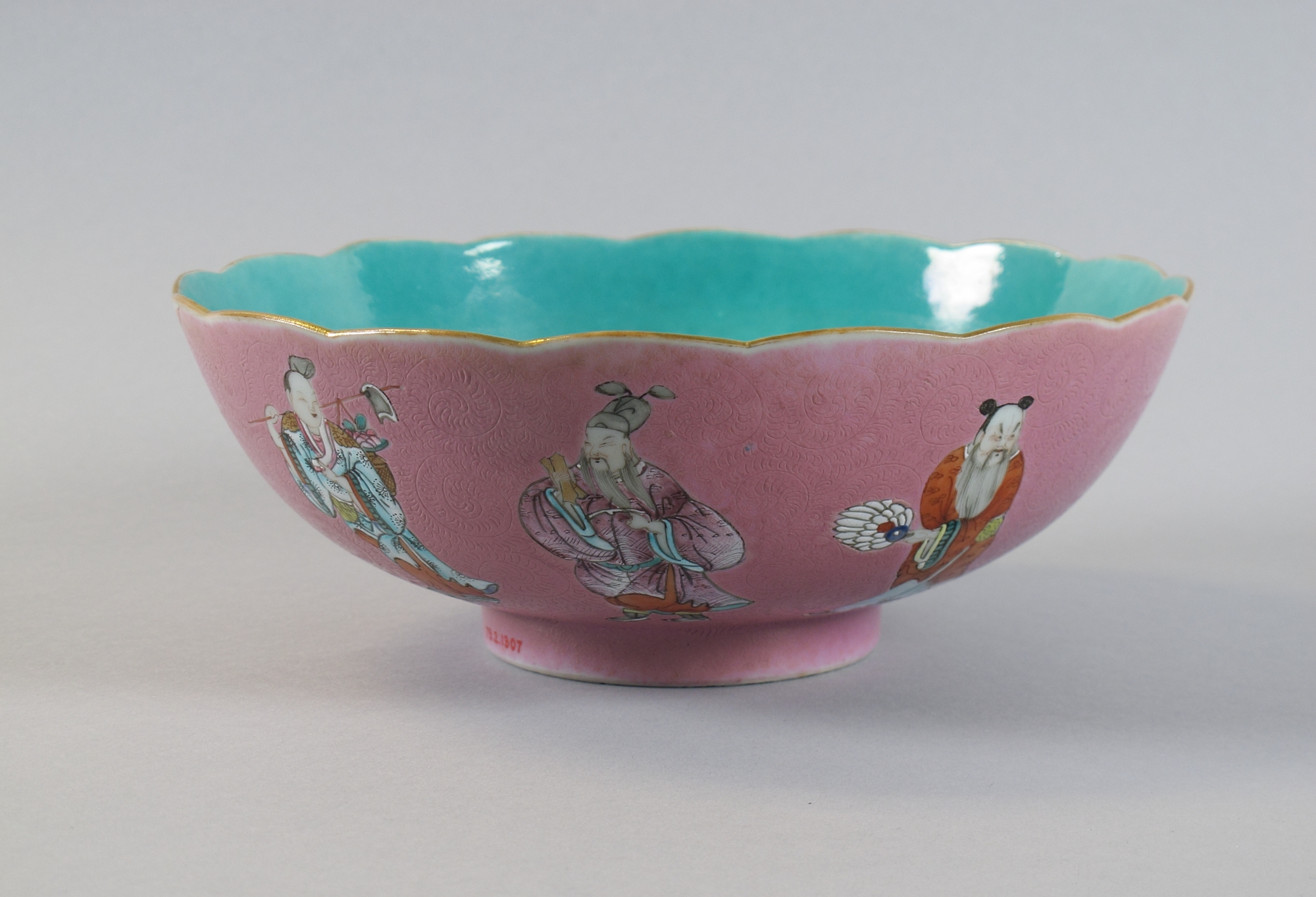 Bol en porcelaine aux Huit Immortels sur fond rose, vue tournante 6.