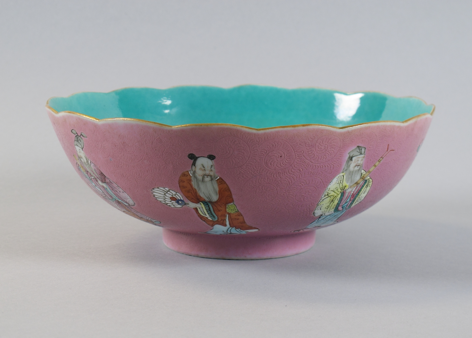 Bol en porcelaine aux Huit Immortels sur fond rose, vue tournante 7.
