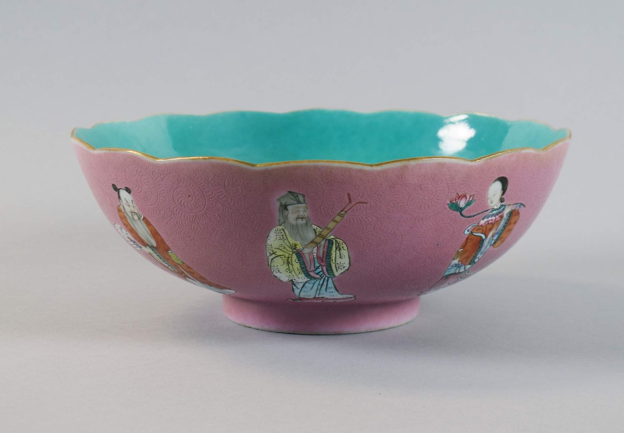 Bol en porcelaine aux Huit Immortels sur fond rose, vue tournante 8.