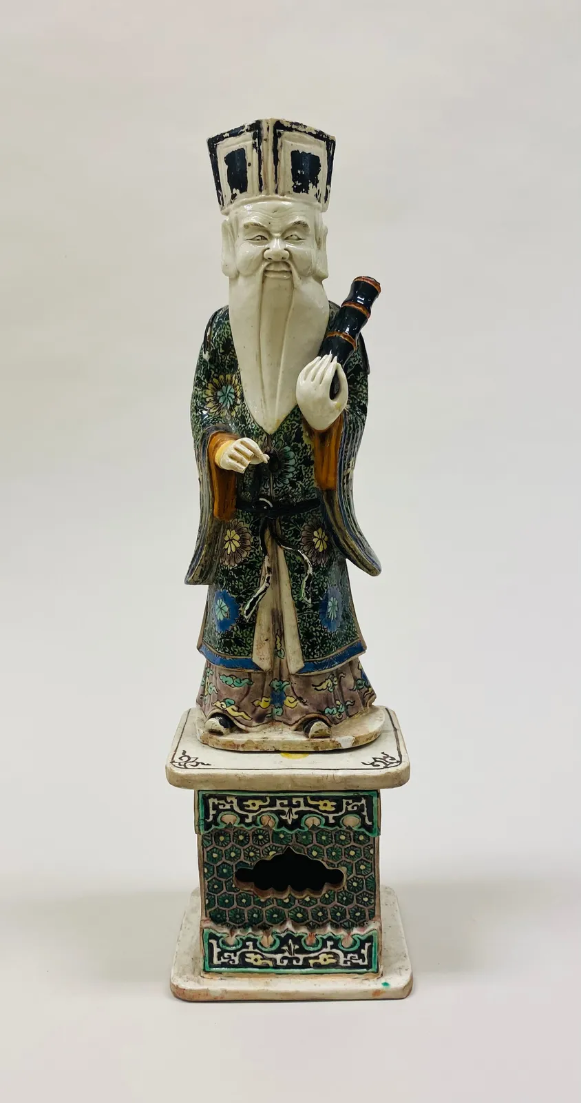 八仙之一張果老的彩瓷立像。
