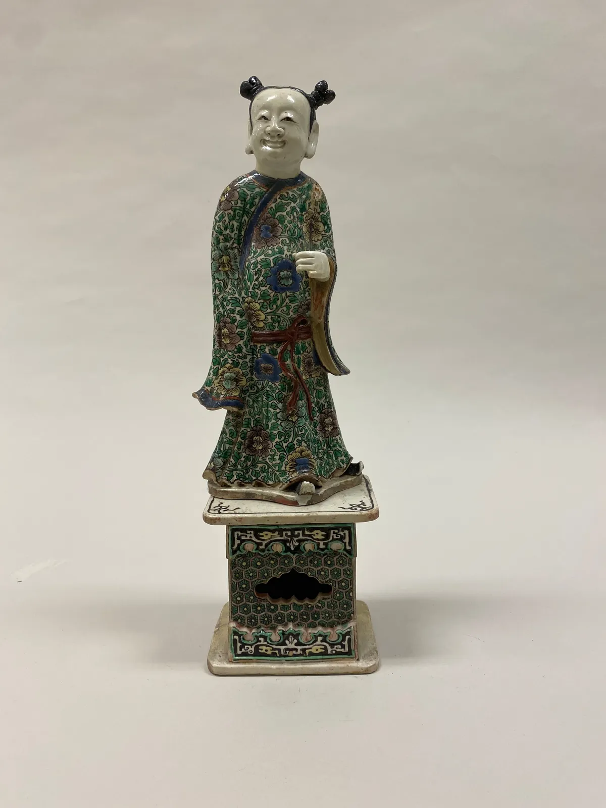 八仙之一韓湘子的彩瓷立像。